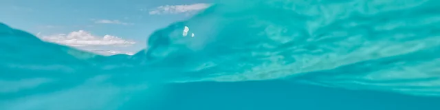 Sous l'eau au Phare Amédée avec petite vue du ciel