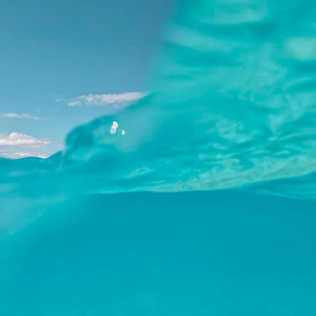 Sous l'eau au Phare Amédée avec petite vue du ciel